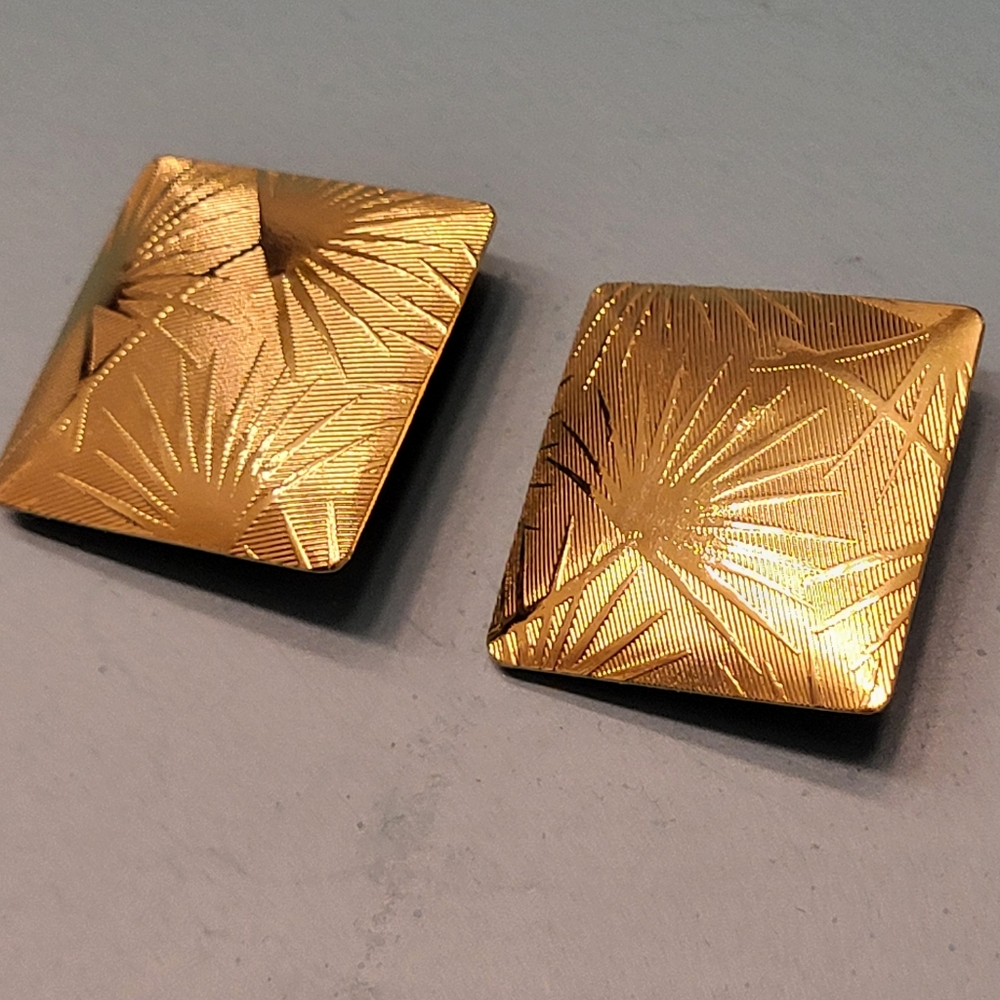 Vintage Palm Leaf Goldtone Clipon Earrings